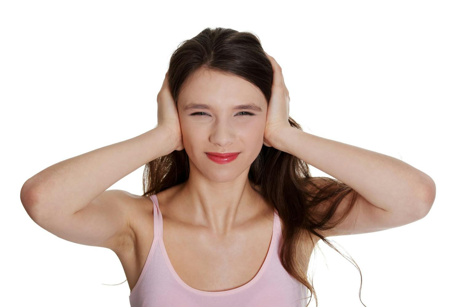 Nuori nainen kädet korvilla